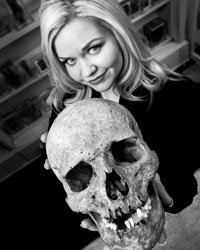 Lindsey Fitzharris holding a skull