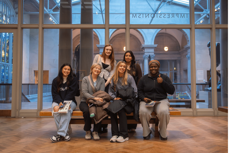 IWU art students and professor visiting Art Institute of Chicago